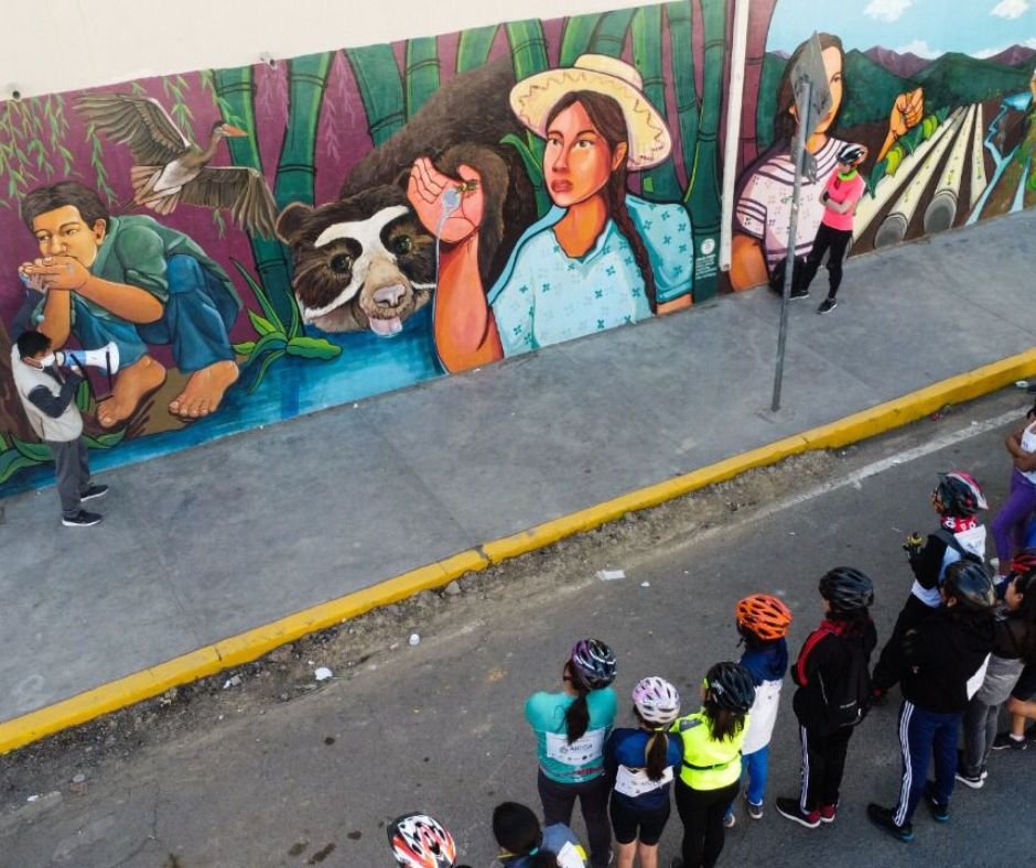 Caravana ciclística recorre los murales sobre las necesidades de adaptación promovidas por AICCA en Cochabamba
