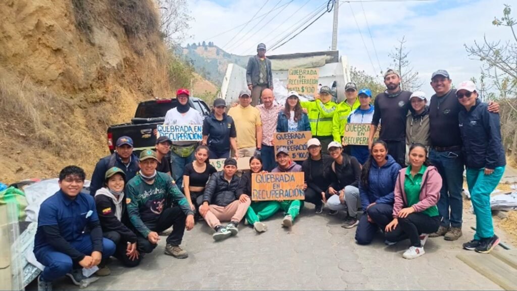 Celebrando el #WorldCleanupDay en el Chocó Andino: ¡la quebrada El Carnero, pronto limpia otra vez!