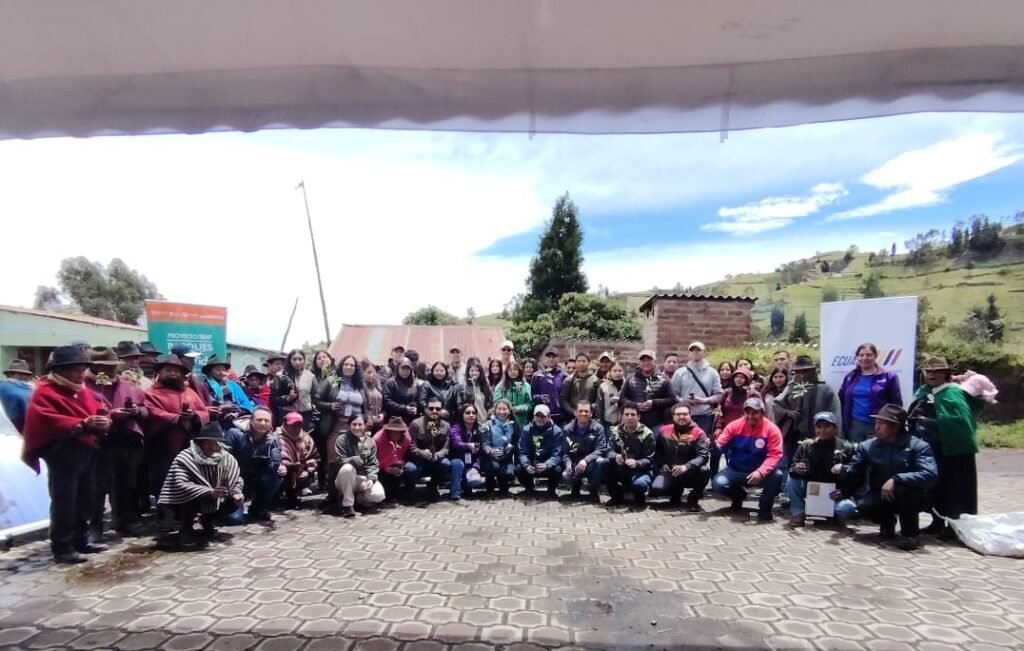 Jornada de plantación de especies nativas en la zona de amortiguamiento del Parque Nacional Sangay